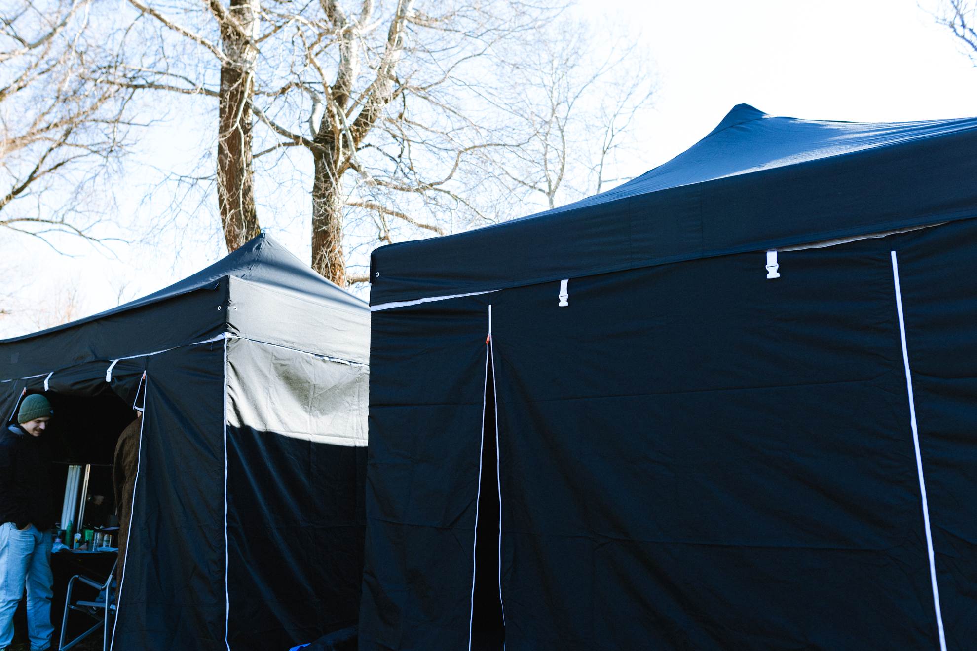 Dyżurek – kompleksowa obsługa planów filmowych. Wynajem sprzętu filmowego, w tym agregaty prądotwórcze, namioty eventowe, garderoby, sprzęt SFX, urządzenia cateringowe, wentylatory, nagłośnienie i więcej