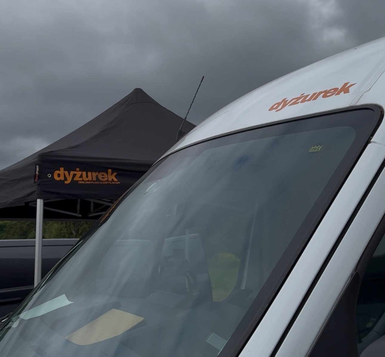 Nasz Dyżur van zapewnia mobilne wsparcie produkcji filmowej, oferując sprzęt na miejscu, pomoc przy scenografii oraz obsługę planu przez wykwalifikowanych dyżurnych planu. Idealny do efektywnej i bezpiecznej realizacji zdjęć na lokacji.