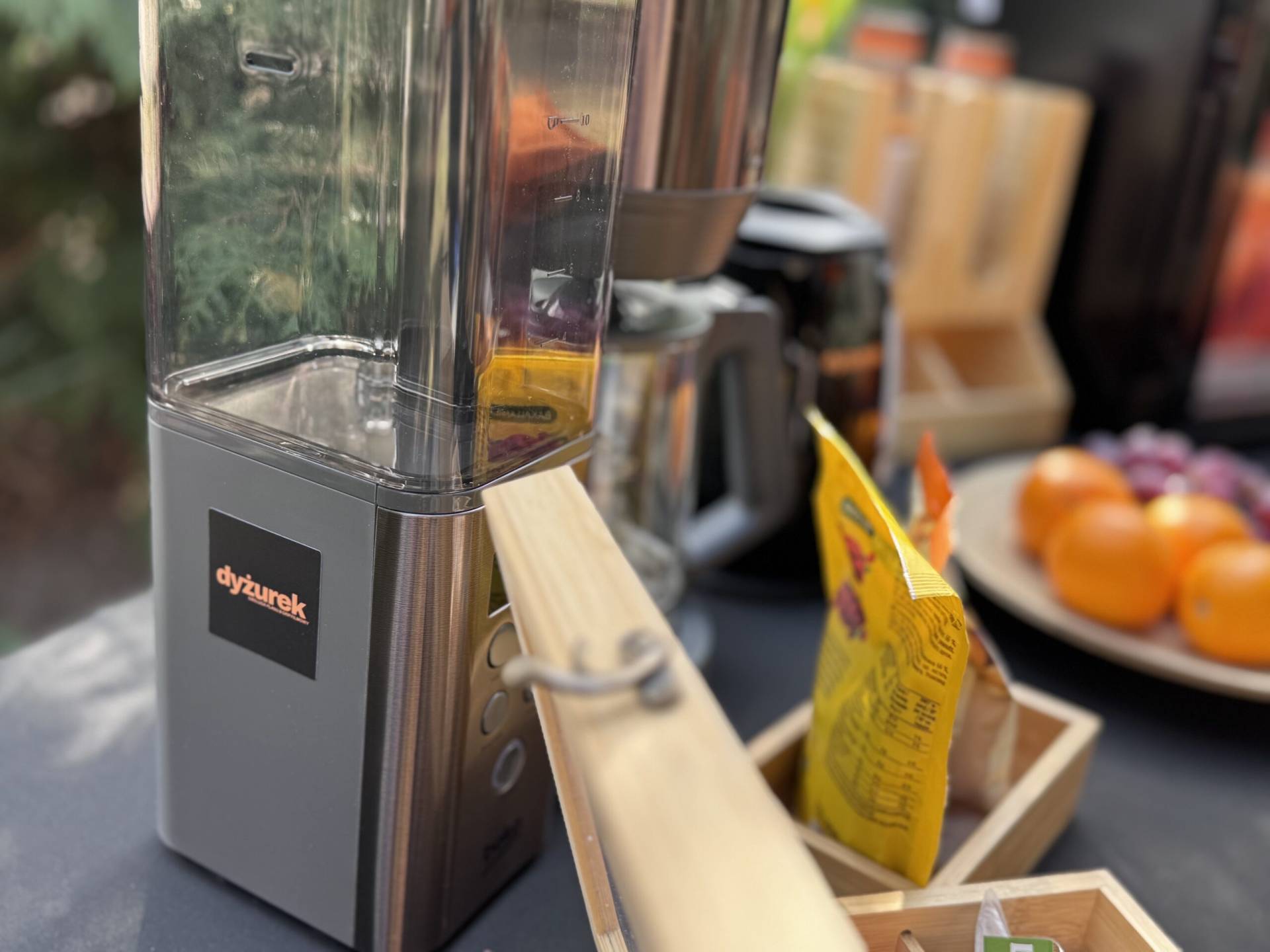 Luksusowy kącik dla klienta z ekspresową kawą, świeżymi kwiatami i zapachowym dyfuzorem